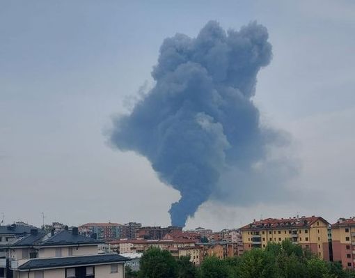 L'altissima colonna di fumo sprigionata dall'esplosione dell'azienda chimica in una foto dalla pagina Facebook &quot;La San Giuliano Milanese che vorrei&quot;