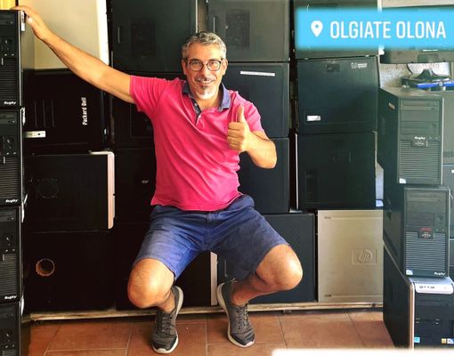 Massimiliano De Cinque, lo sherpa digitale, davanti a una muraglia di computer. Ha bisogno di uno spazio in cui tenerli Massimiliano De Cinque, lo sherpa digitale, davanti a una muraglia di computer. Ha bisogno di uno spazio in cui tenerli