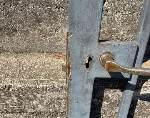 La serratura del cancello della scuola danneggiato in una foto dalla pagina Facebook del sindaco