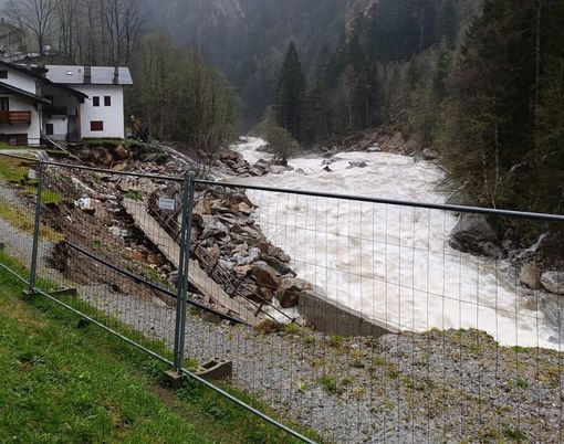 Tra Macugnaga e Villadossola (foto sotto) il maltempo colpisce con smottamenti e frane