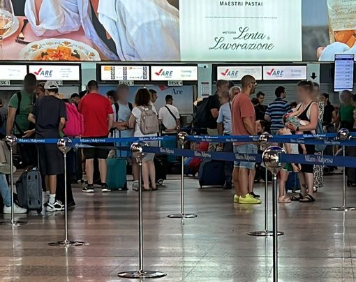 Caos aereo, notte di tensione a Malpensa: passeggeri esasperati ai desk, ma la situazione migliora Caos aereo, notte di tensione a Malpensa: passeggeri esasperati ai desk, ma la situazione migliora