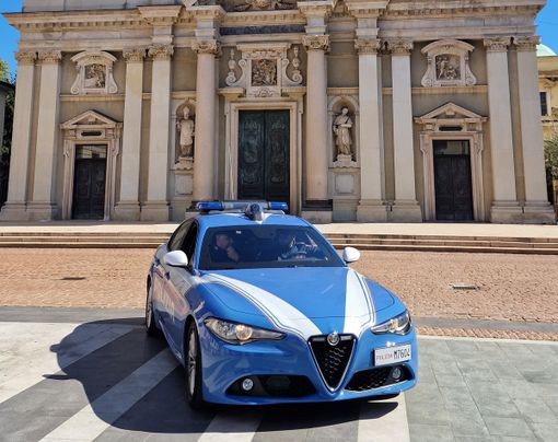 Infastidisce i passanti, danneggia un bar e prende a calci i poliziotti: esagitato arrestato a Busto Infastidisce i passanti, danneggia un bar e prende a calci i poliziotti: esagitato arrestato a Busto