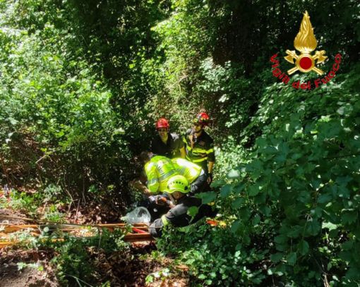 I soccorsi al ciclista finito tra i rovi a Marchirolo