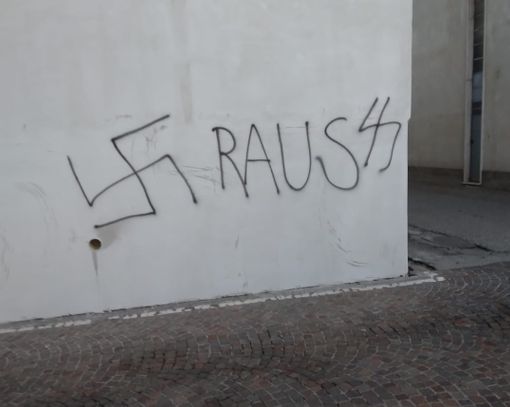 FOTO. Gavirate, atti vandalici e scritte nazifasciste in alcune vie del paese