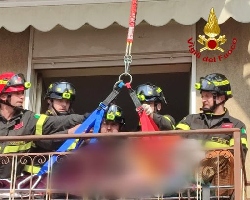 Ha bisogno di urgenti cure mediche, ma non può usare la scale: intervengono i vigili del fuoco Ha bisogno di urgenti cure mediche, ma non può usare la scale: intervengono i vigili del fuoco