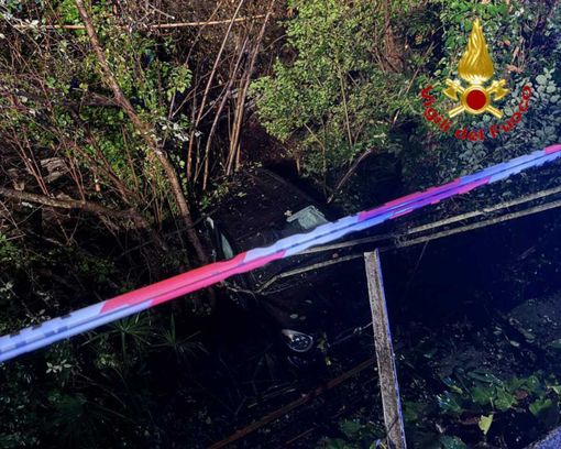 L'auto finita nella scarpata a Laveno Mombello