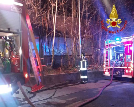Le immagini dell'intervento dei vigili del fuoco di stanotte in via Correnti a Varese
