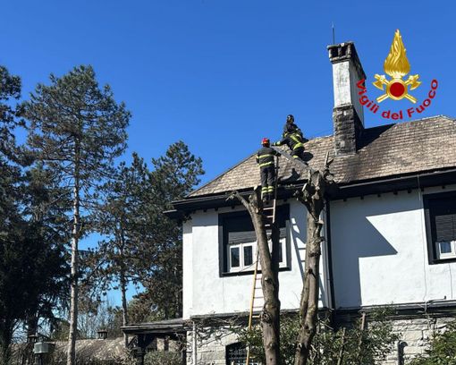 Brucia la canna fumaria, vigili del fuoco in azione a Casorate Sempione