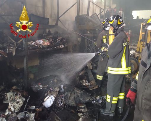 Cairate, incendio in un capannone