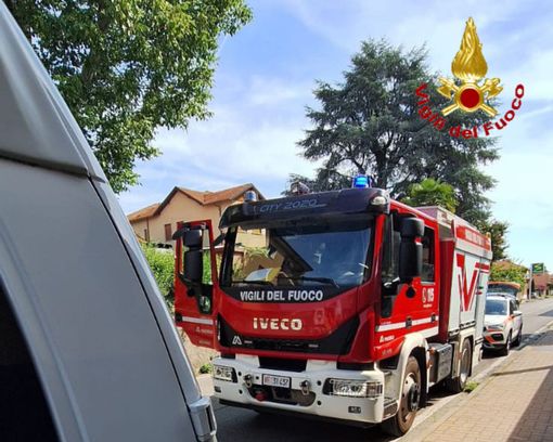 L'intervento dei vigili del fuoco in via Matteotti ad Angera