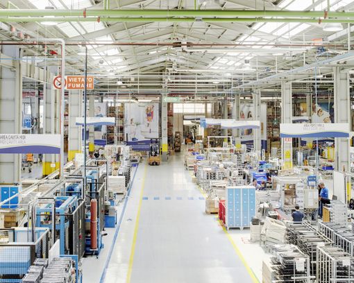 Una delle fabbriche dello stabilimento Whirlpool di Cassinetta