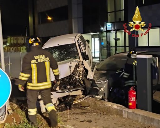 FOTO. Vola fuori strada, colpisce le auto in sosta e abbatte un palo