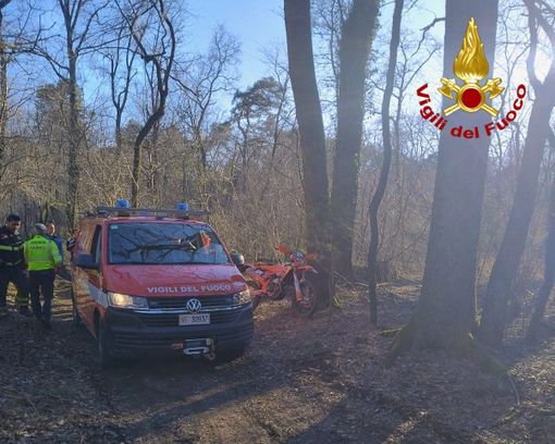 L'intervento di soccorso ad Arsago Seprio di un motociclista caduto nel bosco L'intervento di soccorso ad Arsago Seprio di un motociclista caduto nel bosco