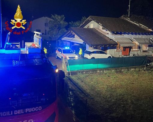 L'intervento dei vigili del fuoco a Cimbro di Vergiate per l'incendio del tetto di una villetta L'intervento dei vigili del fuoco a Cimbro di Vergiate per l'incendio del tetto di una villetta