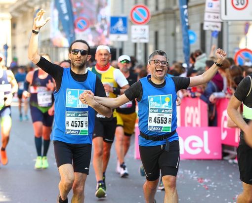 Paolo Bossi, oncologo specialista dei tumori testa-collo, e Giovanni Pignataro, avvocato e consigliere comunale a Gallarate: esultanza all'arrivo della Milano Marathon Paolo Bossi, oncologo specialista dei tumori testa-collo, e Giovanni Pignataro, avvocato e consigliere comunale a Gallarate: esultanza all'arrivo della Milano Marathon