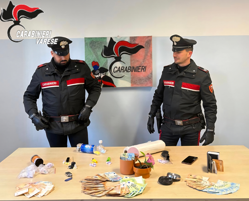 Trasformava portachiavi, accendini e bombolette in "dispenser" per la coca: arrestato dai carabinieri