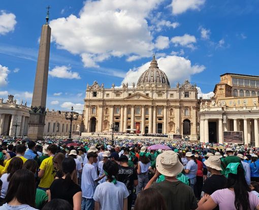 La messa in suffragio del papa di domenica mattina. Sotto, la celebrazione di venerdì con il Decanato di Busto La messa in suffragio del papa di domenica mattina. Sotto, la celebrazione di venerdì con il Decanato di Busto