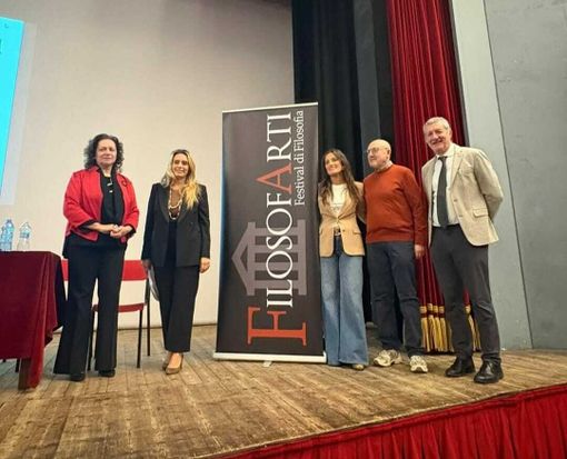 La presentazione di Filosofarti 2025 sul palco del Teatro delle Arti