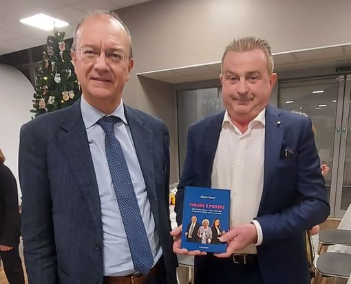 Mauro Ghisellini, direttore di Acof, con il ministro Giuseppe Valditara, al quale ha consegnato il libro “Volere è Potere”
