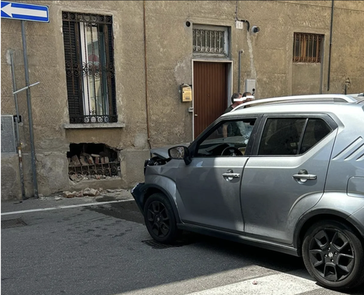 Saronno, tira dritto allo stop e… finisce contro il muro