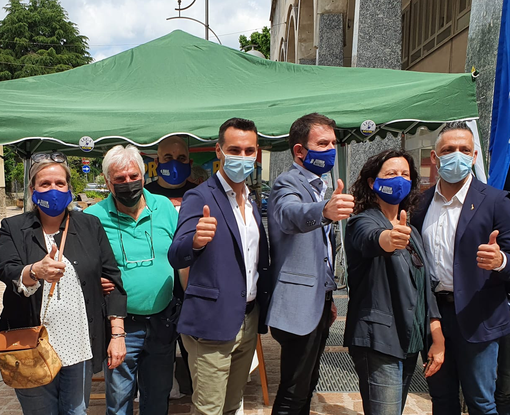 La Lega durante la visita di Cecchetti alcuni mesi fa: Manuela Maffioli e Paola Reguzzoni sono tra le otto donne in lista (prima la vicesindaco, poi Isabella Tovaglieri e il commissario). Tra i presenti il recordman Gorini