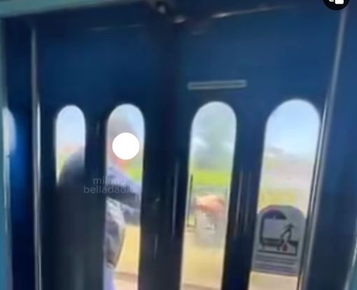 Aggrappato al treno in movimento per un selfie Aggrappato al treno in movimento per un selfie