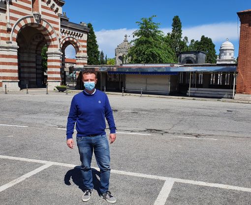 Marco Cirigliano davanti al cimitero di Busto. Sotto, il cartello che indica l'obbligo del disco orario e la multa fatta "a pezzi" Marco Cirigliano davanti al cimitero di Busto. Sotto, il cartello che indica l'obbligo del disco orario e la multa fatta "a pezzi"