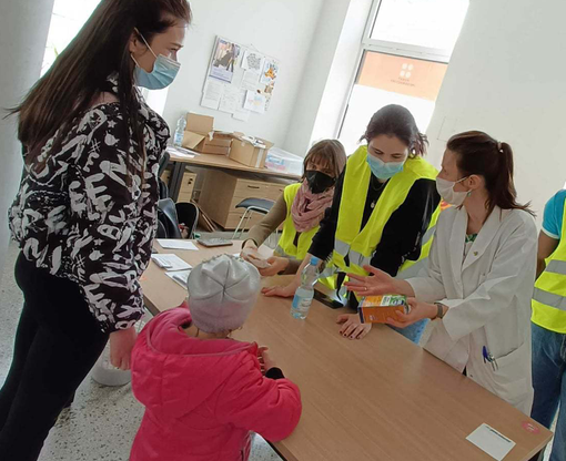 Tra profughi e volontari: uno scatto di Bruno Carenini