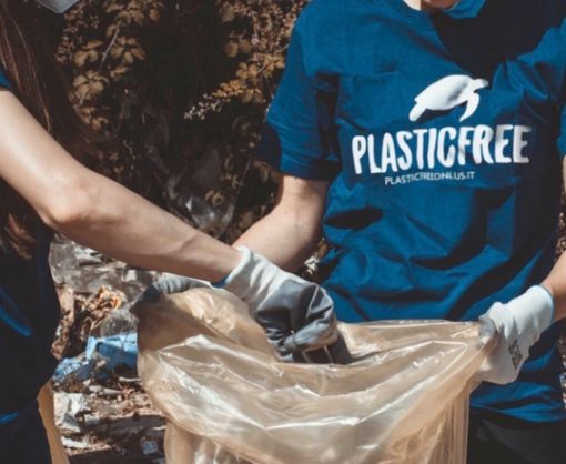 Guanti e pinze al parco di via Cantoni: Plastic Free apre la stagione a Castellanza