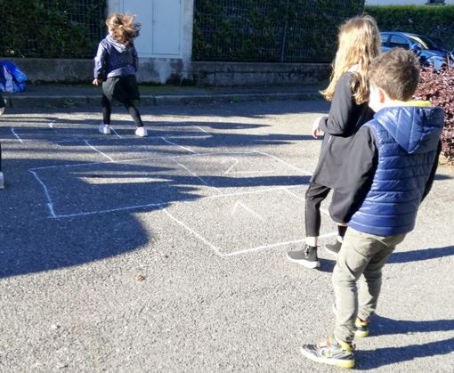 Oggi, nelle strade vicine alle scuole di Cassano, capita anche di vedere i bambini giocare a &quot;campana&quot; (nelle foto in fondo, l'assessore Giardini e genitori impegnati nelle operazioni di accesso e uscita)
