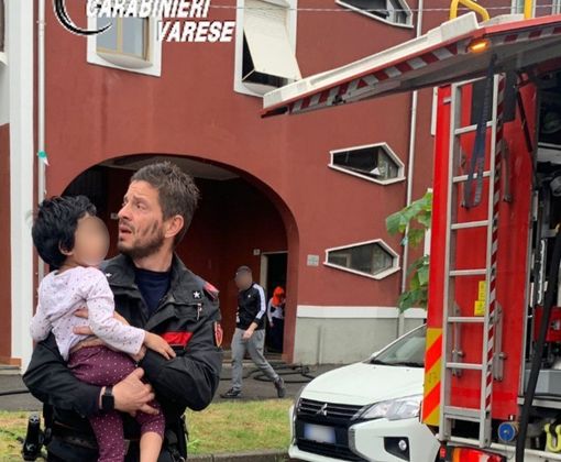 In fiamme un appartamento a Busto: otto persone intossicate. Portata in salvo anche una bimba