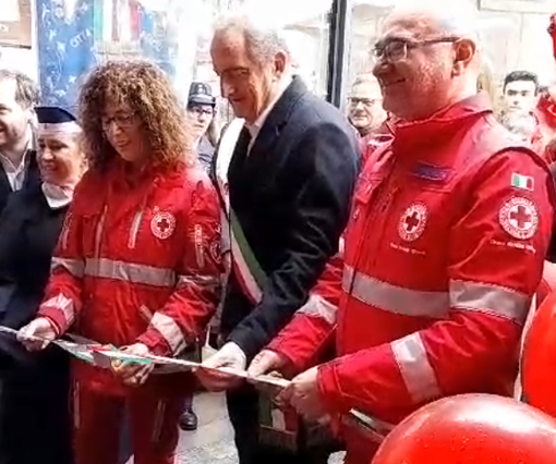 Il taglio del nastro. Da sinistra, Simona Sangalli, Emanuele Antonelli, Rosario Valastro Il taglio del nastro. Da sinistra, Simona Sangalli, Emanuele Antonelli, Rosario Valastro