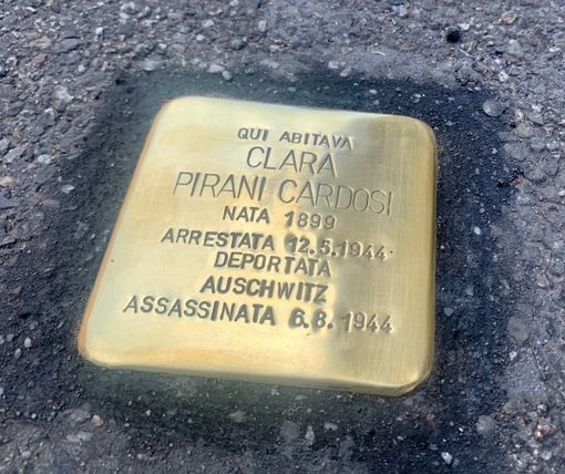 La pietra d'inciampo all'angolo tra via Palestro e via Del Popolo