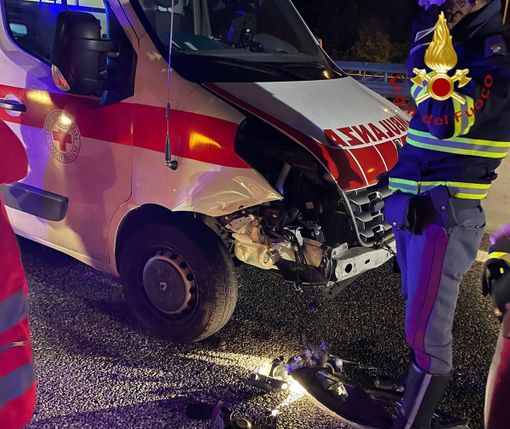FOTO. Paura sulla Pedemontana per un incidente: un'auto prende fuoco, coinvolta anche un'ambulanza