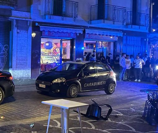 Importunano una donna, scatta la rissa: contusi e feriti nella notte a Saronno
