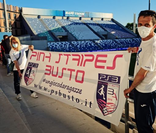 Lo striscione delle Pink Stripes di Busto Arsizio al Mapei Stadium