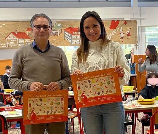 Il dirigente scolastico Daniele Chiffi e l'assessore Claudia Mazzetti con i sacchetti antispreco