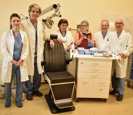 Il dottor Andrea Albertin, primo da sinistra, e Marilena Borghetti, presidente della Saronno Point, al centro