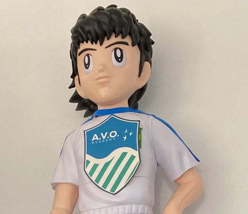 Oliver Hutton con il logo di Avo Academy Oliver Hutton con il logo di Avo Academy