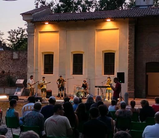 Musica dal vivo alla Cascina dei poveri con I Meridiana Musica dal vivo alla Cascina dei poveri con I Meridiana