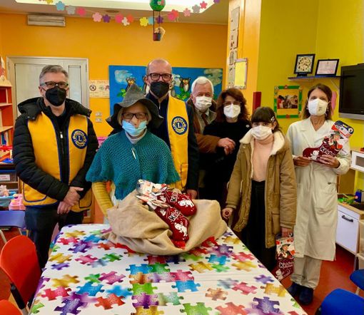 Silvana la Befana visita i piccoli pazienti della Pediatria