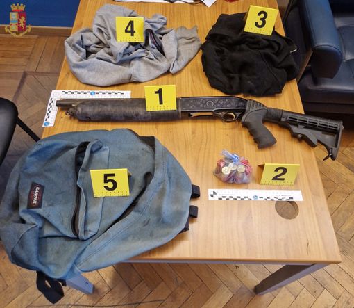 Il materiale sequestrato dalla polizia di Stato del commissariato di Busto