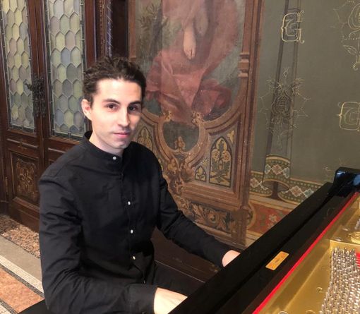 VIDEO. Luca Cozzi, il giovane pianista-ingegnere che sulla tastiera intreccia musica e scienza VIDEO. Luca Cozzi, il giovane pianista-ingegnere che sulla tastiera intreccia musica e scienza