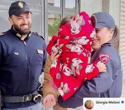 Poliziotti scortano papà che porta figlia in ospedale: salva