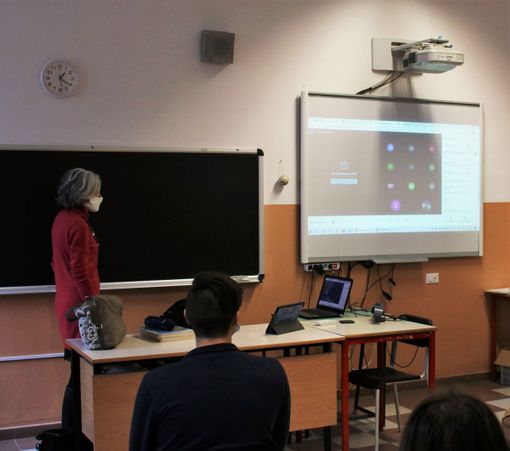 Qualità dell’educazione e socialità. Nuova tecnologia a supporto della didattica per le scuole superiori di Legnano e Parabiago Qualità dell’educazione e socialità. Nuova tecnologia a supporto della didattica per le scuole superiori di Legnano e Parabiago
