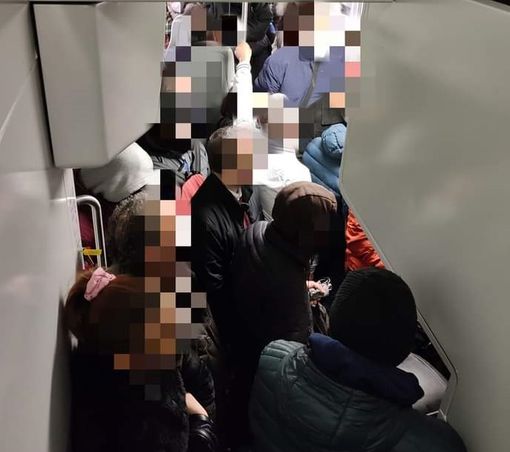 Persone accalcate sull'S5 ridotto a soli cinque vagoni
