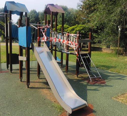 Giovani vandali danneggiano i giochi del Parco Carducci a Olgiate