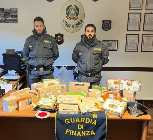 Dalla Svizzera a Solbiate Olona con oltre 570 sigari cubani di contrabbando: maxi sequestro della Guardia di Finanza Dalla Svizzera a Solbiate Olona con oltre 570 sigari cubani di contrabbando: maxi sequestro della Guardia di Finanza