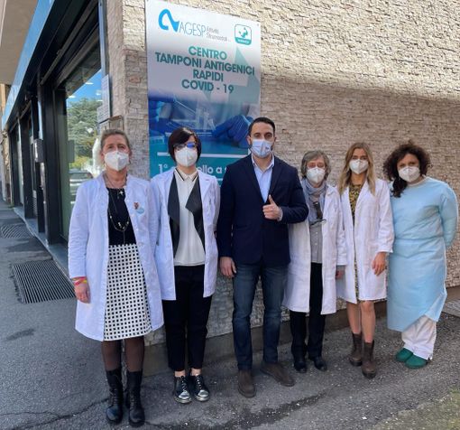 Alessandro Della Marra con le farmaciste della comunale 1 di viale Rimembranze dove è attivo il nuovo centro tamponi Alessandro Della Marra con le farmaciste della comunale 1 di viale Rimembranze dove è attivo il nuovo centro tamponi