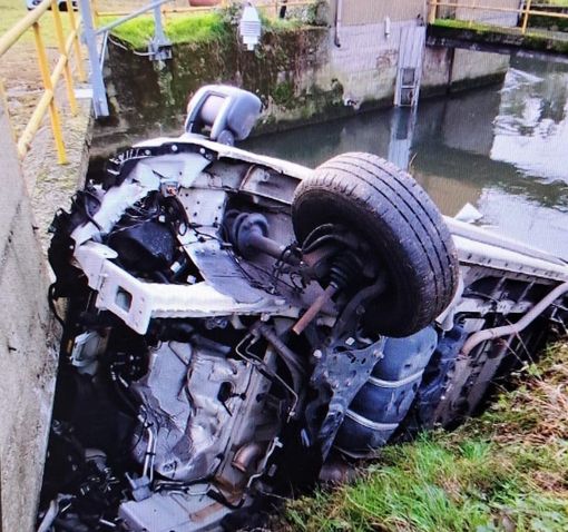 Nella foto il furgone gettato nel canale scolmatore dell'Olona Nella foto il furgone gettato nel canale scolmatore dell'Olona